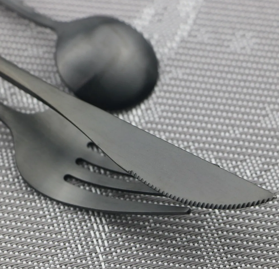 "Minimalistisches, mattes Edelstahl-Besteckset auf Holzuntergrund, elegant für alltägliche und festliche Anlässe"