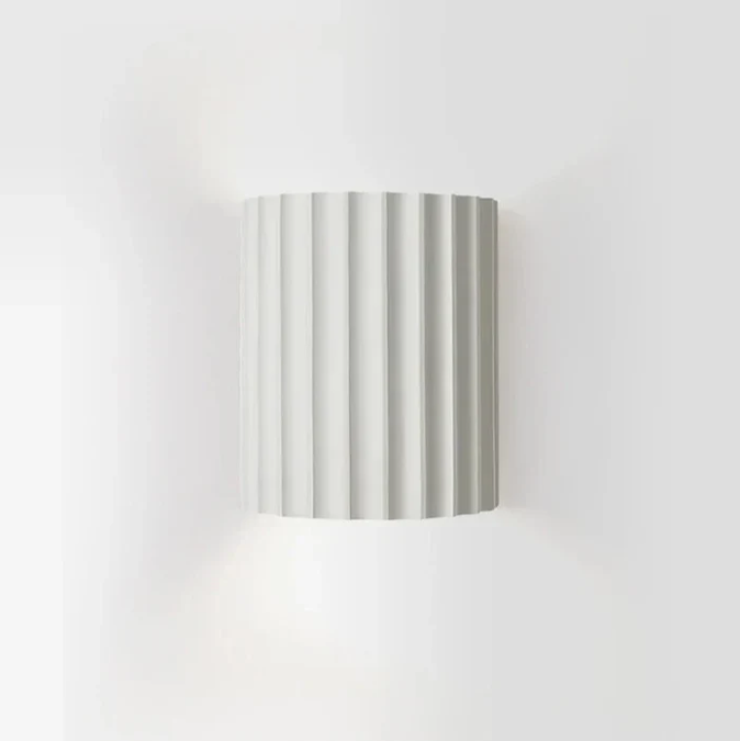 "Moderne Harz-Wandlampe mit stilvollem Design und warmem Licht, passend für skandinavische und minimalistische Räume."
