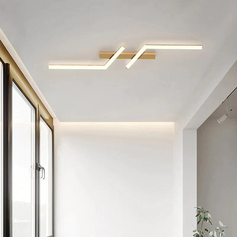 "Moderne LED-Deckenleuchte, minimalistisch, schwarze & goldene Linien, energieeffizient, ideal für Wohn- & Esszimmer."
