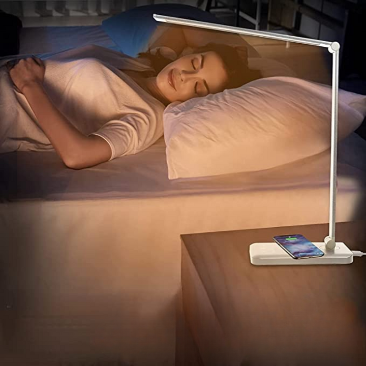 "Moderne LED-Schreibtischlampe mit USB-Ladeanschluss, vielseitigen Beleuchtungsmodi, elegantem Design, ideal für Büros."