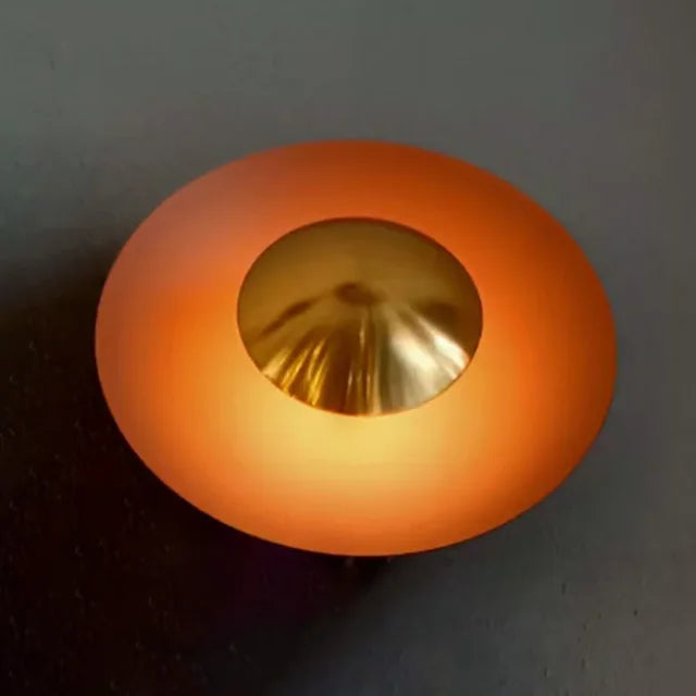 "Moderne runde LED Wandlampe mit geschwungenem Glasdesign und leuchtenden Farben für stilvolle Eleganz im Zuhause."