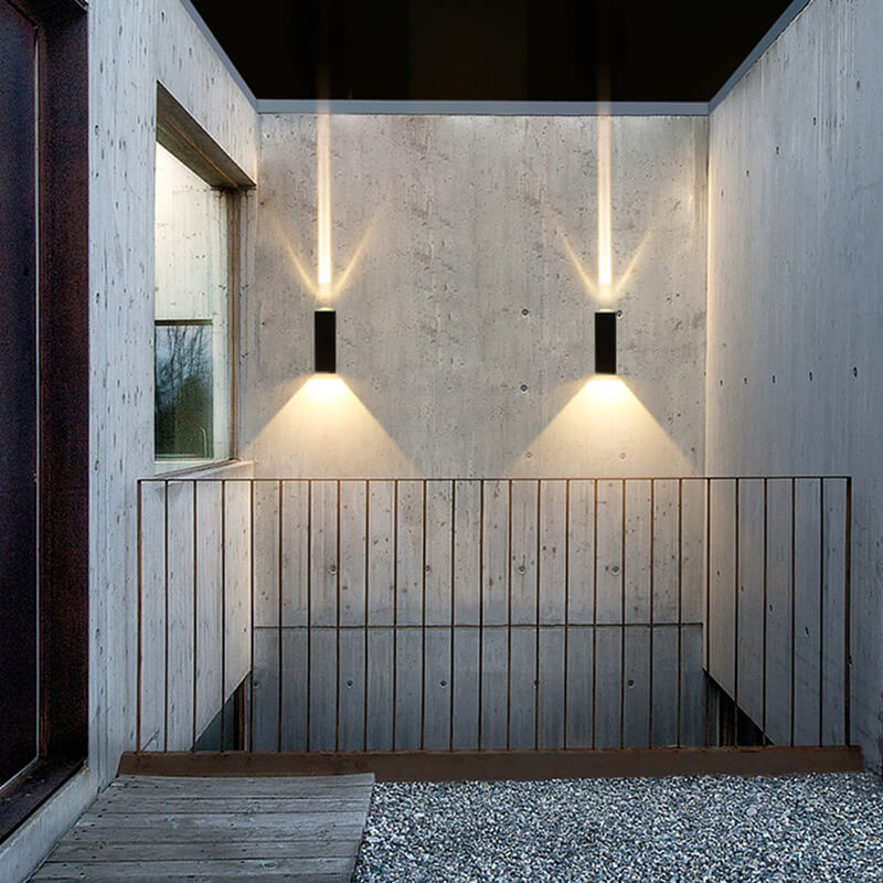 "Moderne schwarze LED-Außenwandleuchte, wetterfest, rechteckiges Design, elegantes, warmes Licht für Terrassenbeleuchtung."