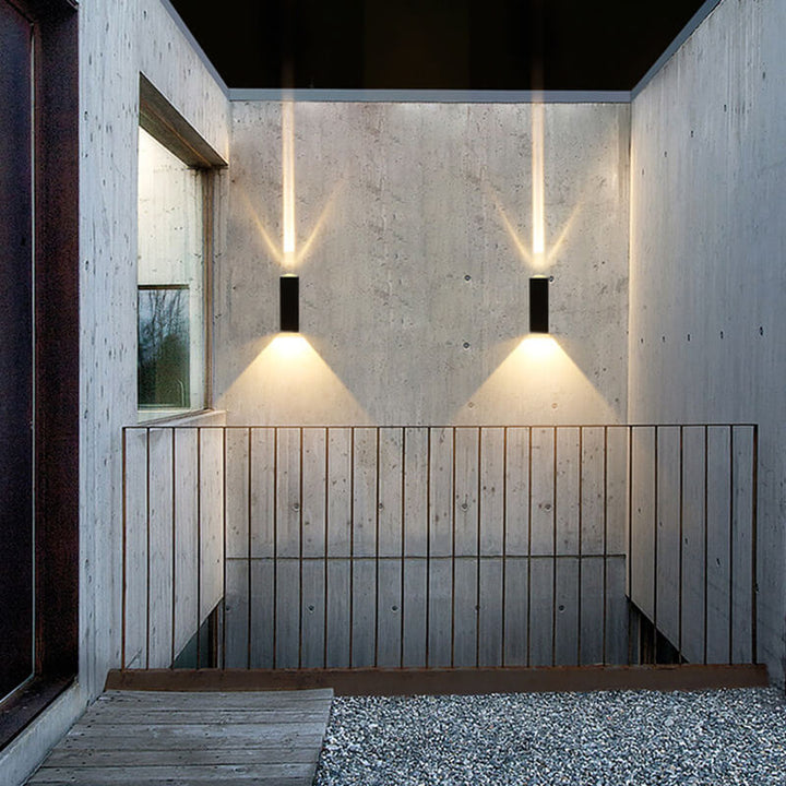 "Moderne schwarze LED-Außenwandleuchte, wetterfest, rechteckiges Design, elegantes, warmes Licht für Terrassenbeleuchtung."