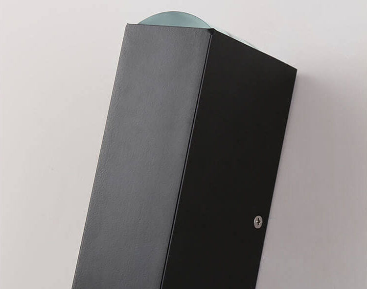 "Moderne schwarze LED-Außenwandleuchte, wetterfest, rechteckiges Design, elegantes, warmes Licht für Terrassenbeleuchtung."