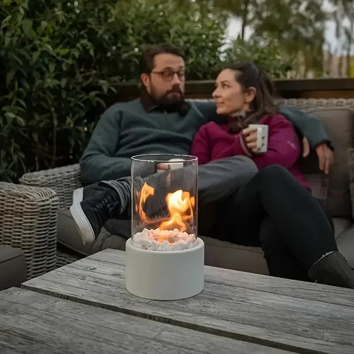 "Moderne, tragbare Tischfeuer Laterne, wetterfest, stilvoller Stahl & Glas, für gemütliche Innen- und Außengestaltung."