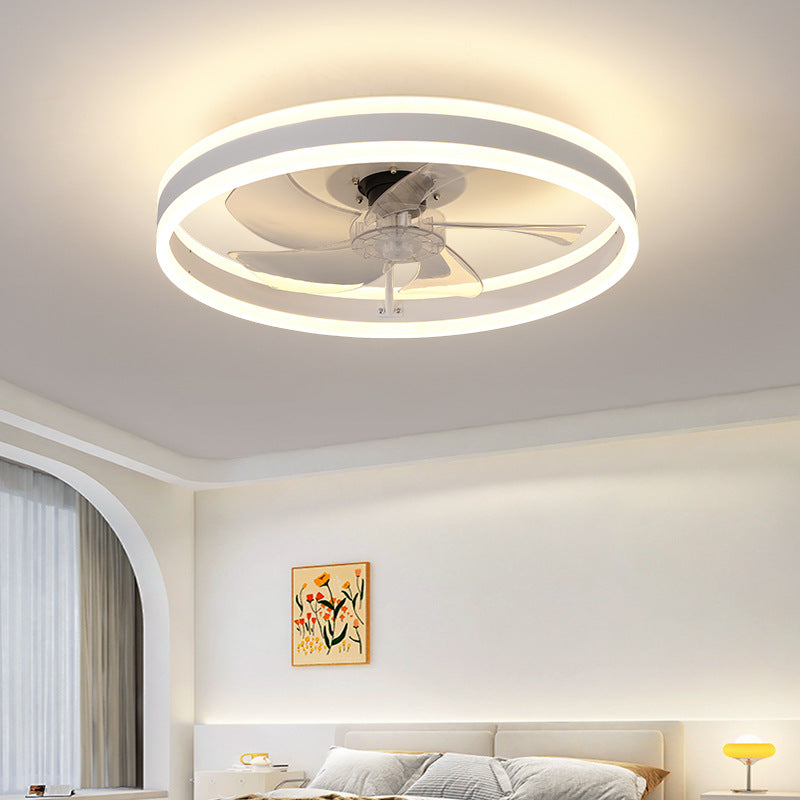 "Moderner LED-Deckenventilator mit eleganten Flügeln und integrierter LED-Beleuchtung, perfekt für Wohn- oder Büroräume."