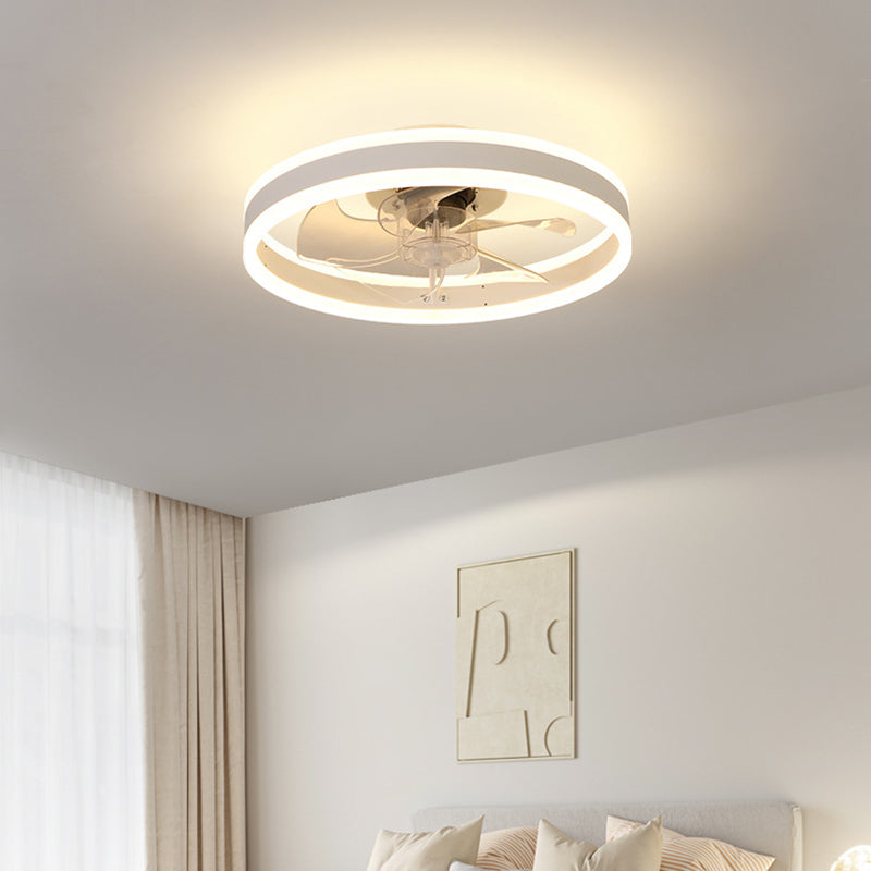 "Moderner LED-Deckenventilator mit eleganten Flügeln und integrierter LED-Beleuchtung, perfekt für Wohn- oder Büroräume."