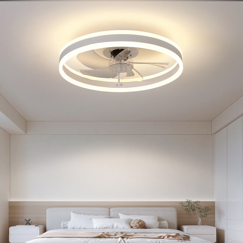 "Moderner LED-Deckenventilator mit eleganten Flügeln und integrierter LED-Beleuchtung, perfekt für Wohn- oder Büroräume."