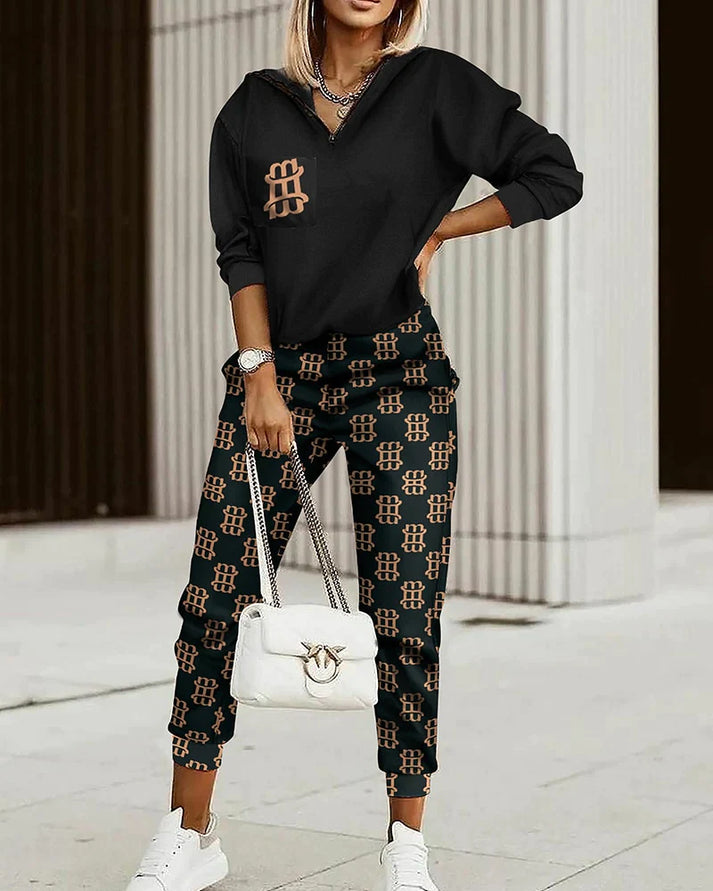 Moderner schwarzer und beiger Damen-Trainingsanzug mit körpernaher Passform, ideal für Sport und Freizeit.