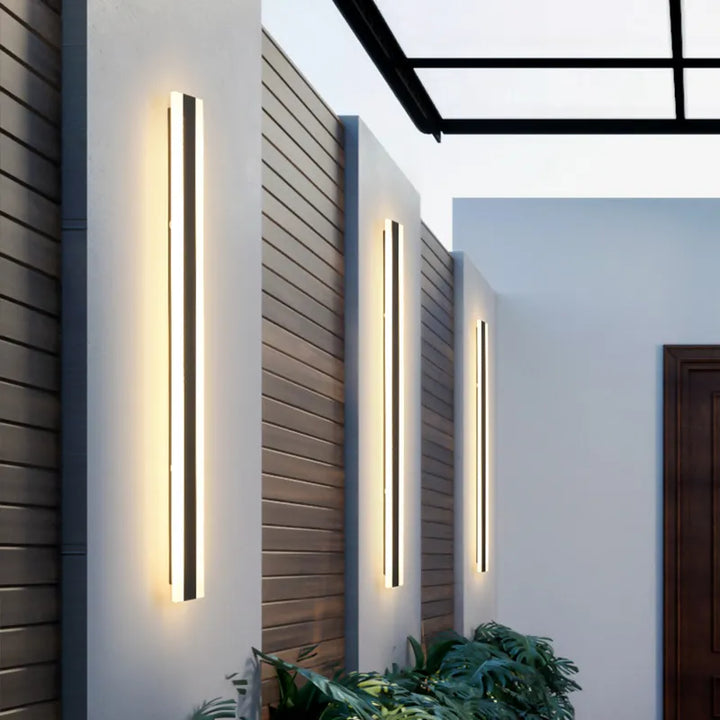 "Moderner wasserdichter LED-Außenstrahler an Wand in elegantem Design, ideal für Garten oder Terrasse, robust und langlebig."