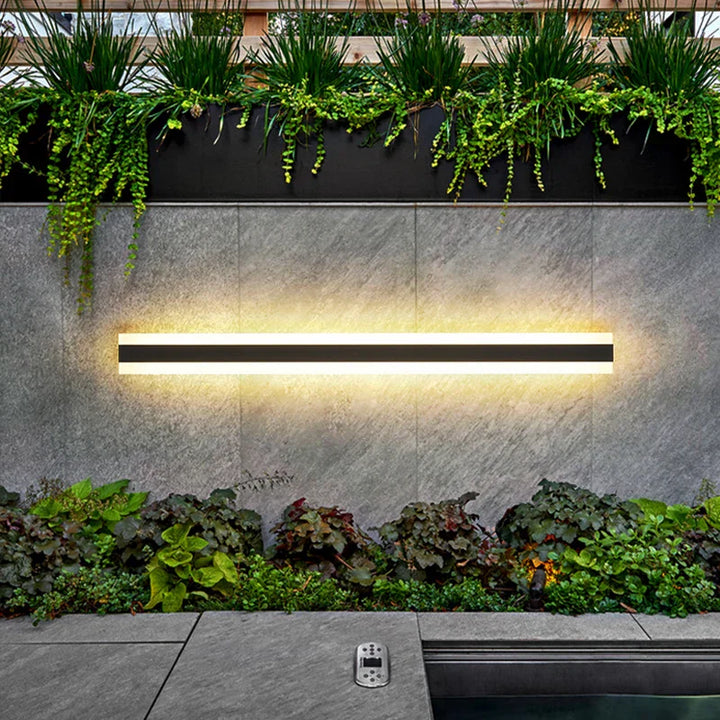 "Moderner wasserdichter LED-Außenstrahler an Wand in elegantem Design, ideal für Garten oder Terrasse, robust und langlebig."