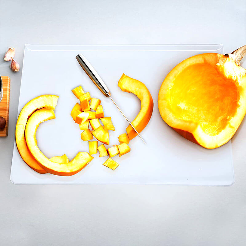 "Modernes, transparentes Acryl-Schneidebrett mit Antirutsch-Technologie, elegant und vielseitig, ideal für jede Küche."