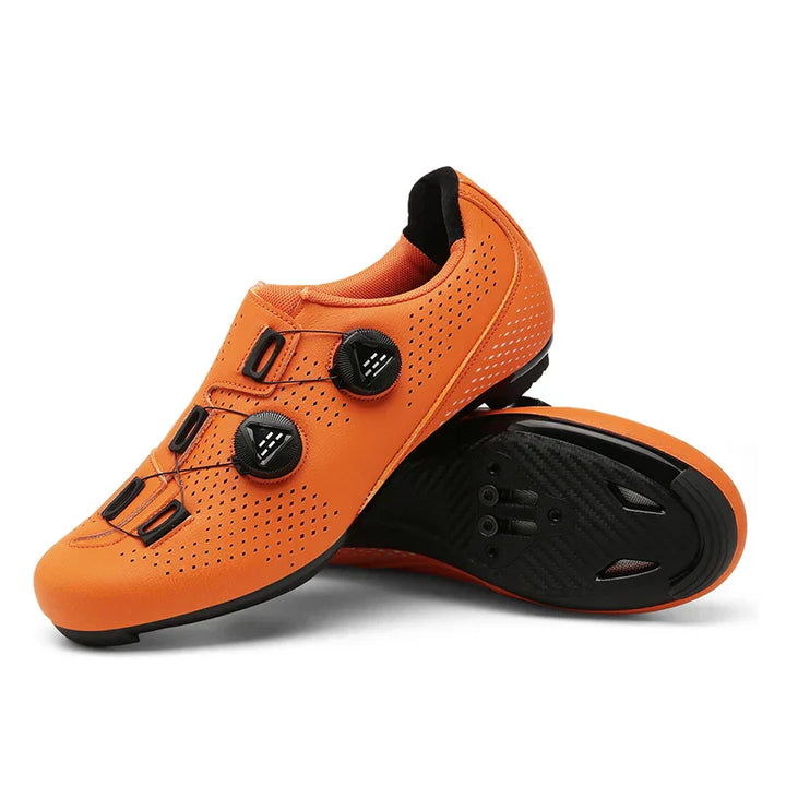 "MTB und Rennradschuhe in Orange, Schwarz und Weiß, stilvoll mit vielseitigem Design, perfekte Wahl für Radfahrer."