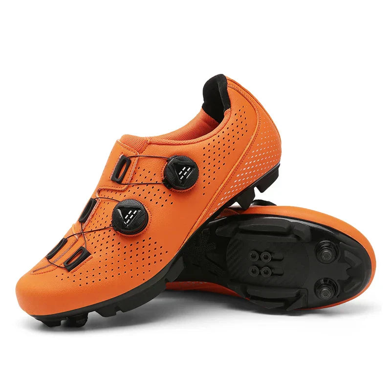 "MTB und Rennradschuhe in Orange, Schwarz und Weiß, stilvoll mit vielseitigem Design, perfekte Wahl für Radfahrer."