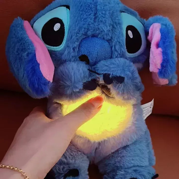 "Niedliches Stofftier Stitch mit integrierten Lichtern und Musik, ideal für beruhigenden Schlaf und Disney-Fans."