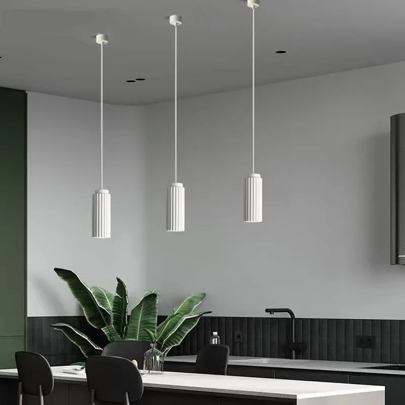 "NordicRadiance LED-Hängelampe, elegantes skandinavisches Design, Glas und Metall, energieeffizientes warmweißes LED-Licht."