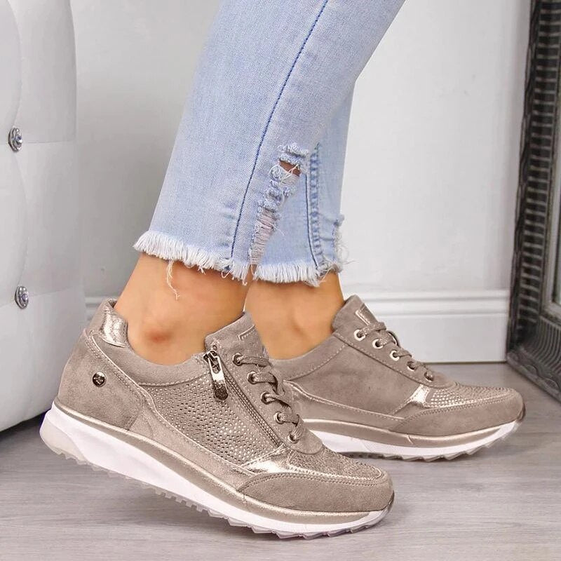 "Orthopädische Damen Wanderschuhe in Beige mit unterstützendem Design und rutschfester Sohle für Komfort beim Wandern."