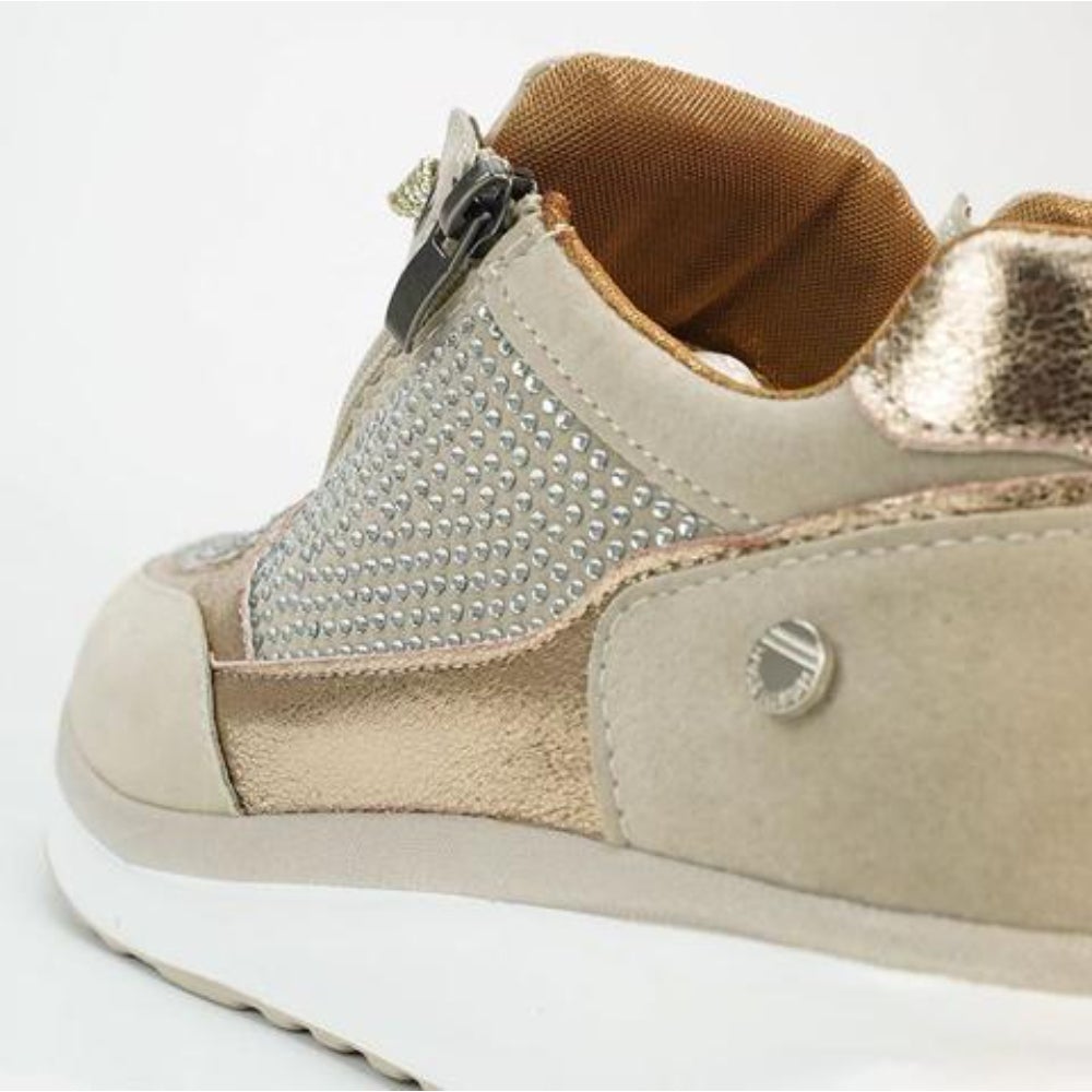 "Orthopädische Damen Wanderschuhe in Beige mit unterstützendem Design und rutschfester Sohle für Komfort beim Wandern."
