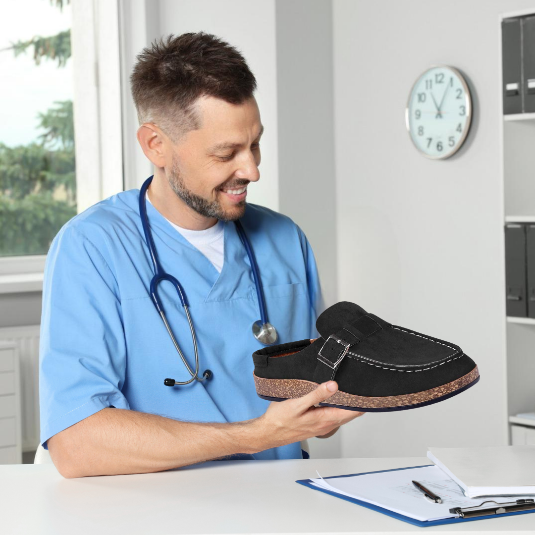 "Orthopädische Hausschuhe mit Wildleder und rutschfester Sohle, bieten Komfort und Fußunterstützung, elegant designt."