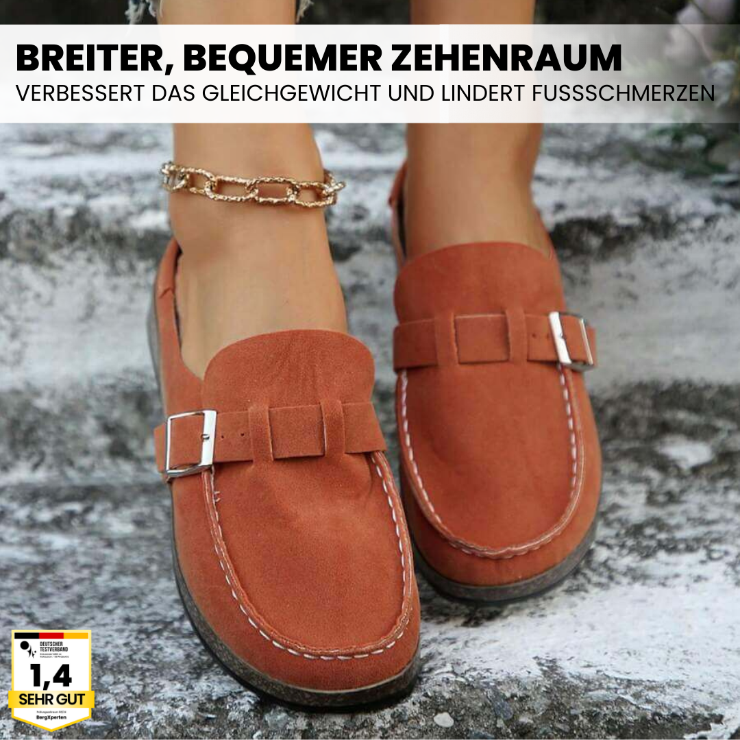 "Orthopädische Hausschuhe mit Wildleder und rutschfester Sohle, bieten Komfort und Fußunterstützung, elegant designt."