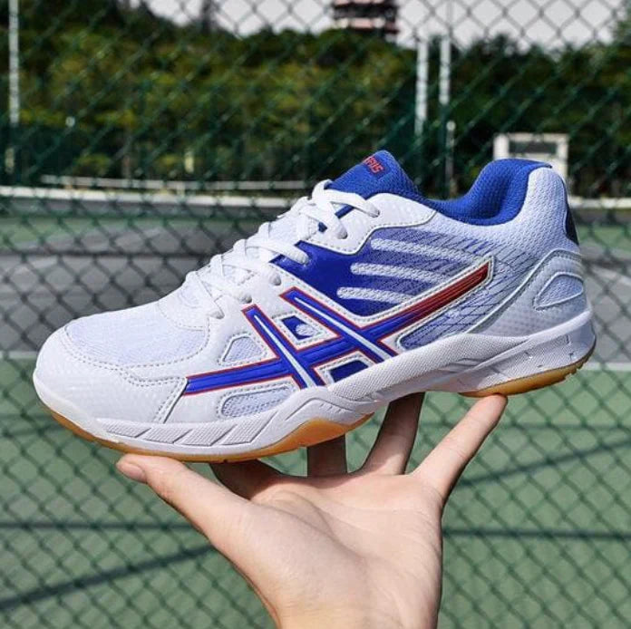 Orthopädische Tennisschuhe in Lila, mit atmungsaktivem Material und stabiler Sohle für Damen und Herren auf dem Platz.