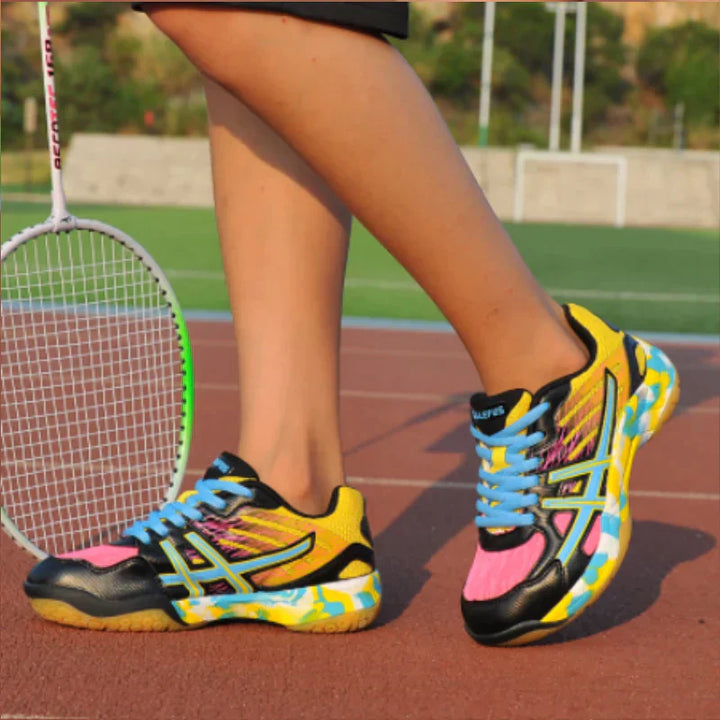 Orthopädische Tennisschuhe in Lila, mit atmungsaktivem Material und stabiler Sohle für Damen und Herren auf dem Platz.