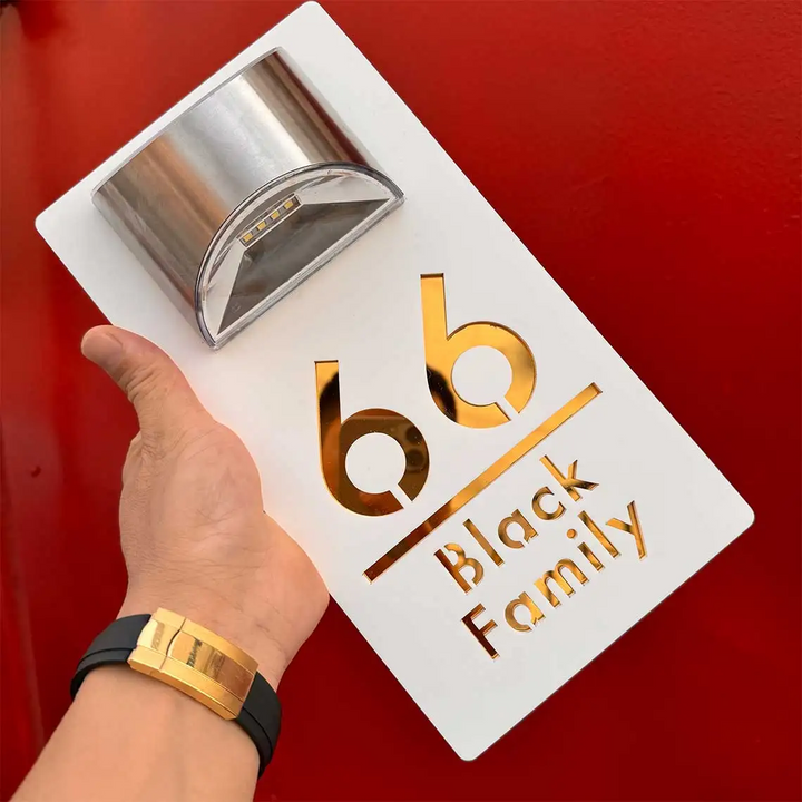 "Personalisierte Solar-LED-Hausnummer, wetterfest, energieeffizient, mit hellen LEDs und klarer Sichtbarkeit bei Nacht."