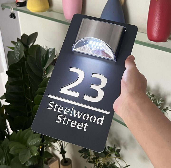 "Personalisierte Solar-LED-Hausnummer, wetterfest, energieeffizient, mit hellen LEDs und klarer Sichtbarkeit bei Nacht."