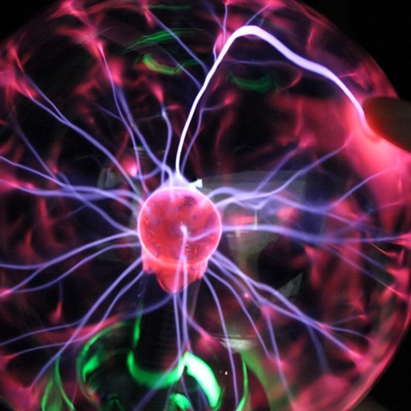 Plasmaball Nachtlicht mit farbigen Plasma-Strahlen in Glaskugel. Ideal als magisches Lichtspiel für jeden Raum.