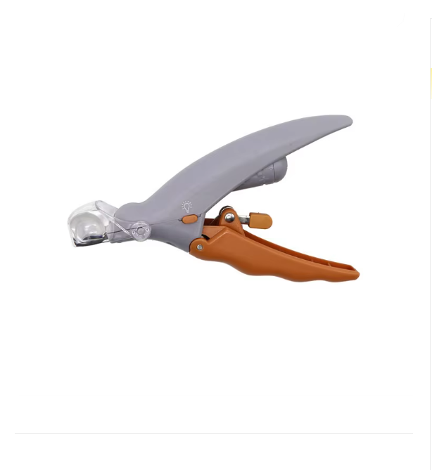 "Präziser Krallenschneider mit LED-Licht und Vergrößerungsglas für sichere Pflege von Haustierkrallen, Nahaufnahme."