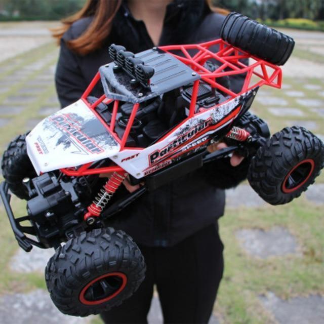 "RC-Monstertruck 4x4 in Aktion, robustes Design, stoßfeste Federung und Allradantrieb auf unwegsamem Gelände."
