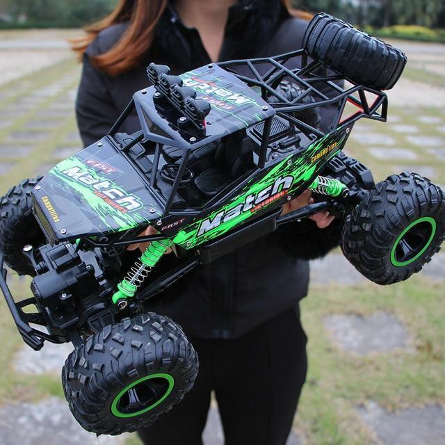 "RC-Monstertruck 4x4 in Aktion, robustes Design, stoßfeste Federung und Allradantrieb auf unwegsamem Gelände."