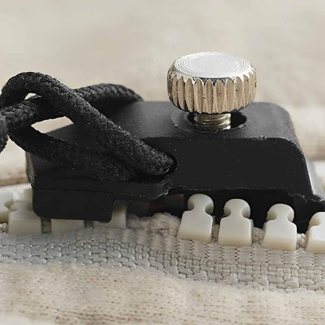 "Reißverschluss-Reparatur-Set mit diversen Werkzeugen auf hellem Hintergrund, ideal für Kleidung und Taschenreparatur."