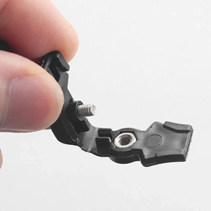 "Reißverschluss-Reparatur-Set mit diversen Werkzeugen auf hellem Hintergrund, ideal für Kleidung und Taschenreparatur."