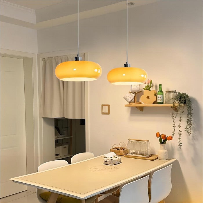 "Retro-Bauhaus Pendelleuchte mit handgefertigtem, modellierten Glasschirm, ideal für elegante Lichtakzente im Raum."