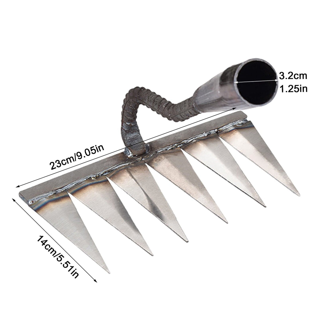 Robuster Unkrautentferner aus Eisen mit scharfen Zähnen, ideal für effektive Gartenpflege und einfaches Unkrautentfernen.