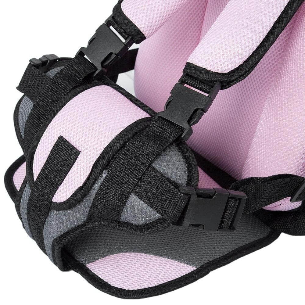 "Rosa-grauer Kindersitz von vorne, mit atmungsaktivem Mesh und weicher Polsterung für maximalen Komfort und Sicherheit."