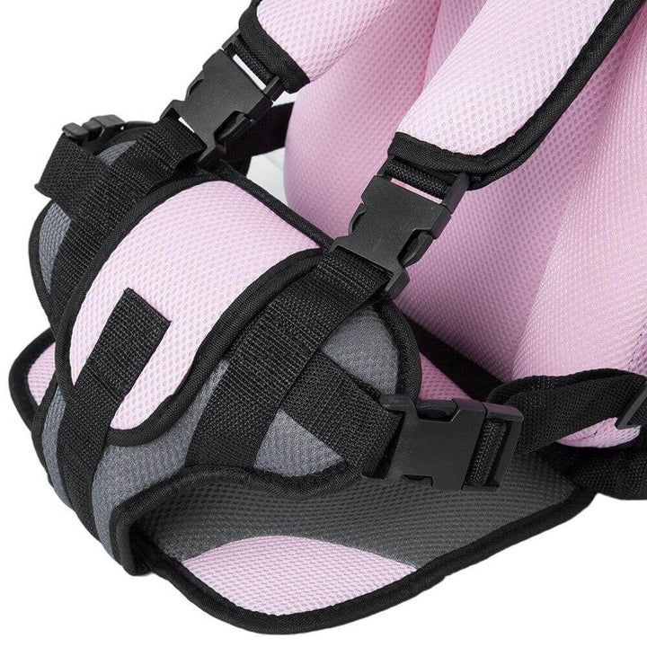 "Rosa-grauer Kindersitz von vorne, mit atmungsaktivem Mesh und weicher Polsterung für maximalen Komfort und Sicherheit."