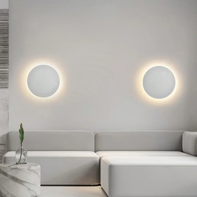 Runde, moderne LED-Wandleuchte mit elegantem, minimalistischem Design, ideal für stilvolle Innenraumbeleuchtung.