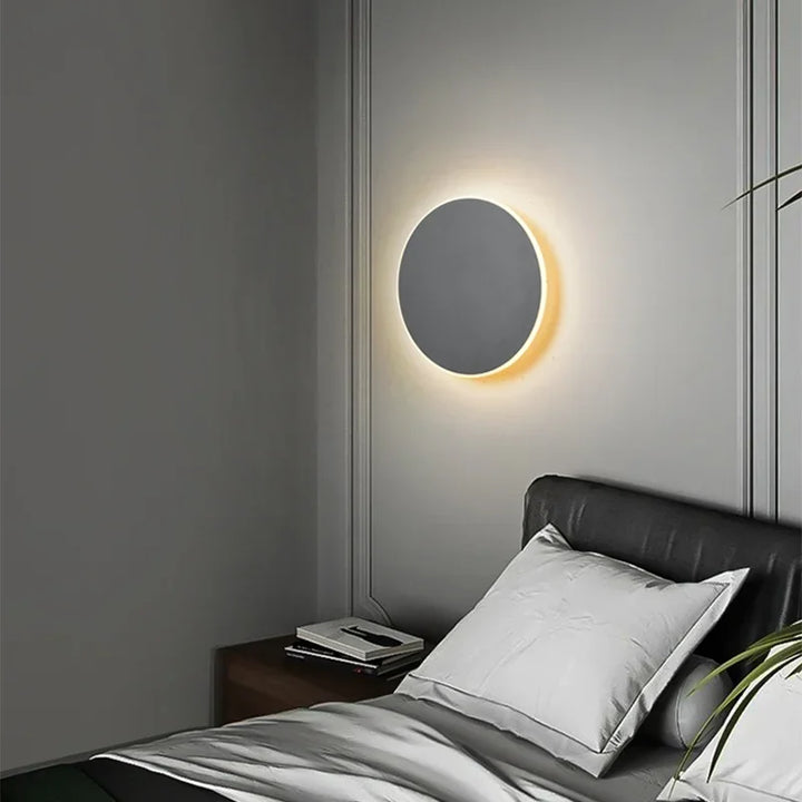 Runde, moderne LED-Wandleuchte mit elegantem, minimalistischem Design, ideal für stilvolle Innenraumbeleuchtung.