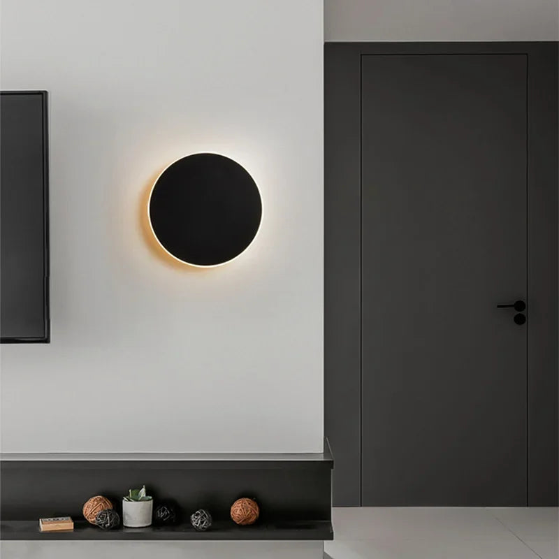Runde, moderne LED-Wandleuchte mit elegantem, minimalistischem Design, ideal für stilvolle Innenraumbeleuchtung.