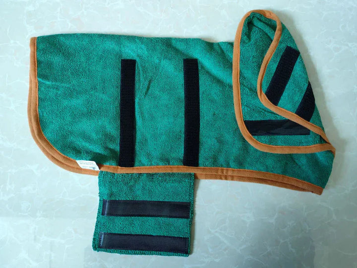 "Saugstarker Hundebademantel aus Mikrofaser in Blau, Braun, Gelb, Grau oder Grün, perfekt für nasse Hunde."