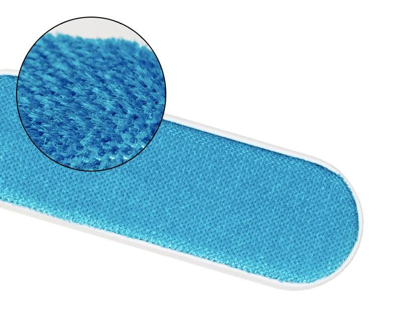 "Schlanke blaue und weiße Haustierhaarentferner-Bürste mit magnetischer Wirkung, Vorderansicht auf weißem Hintergrund."