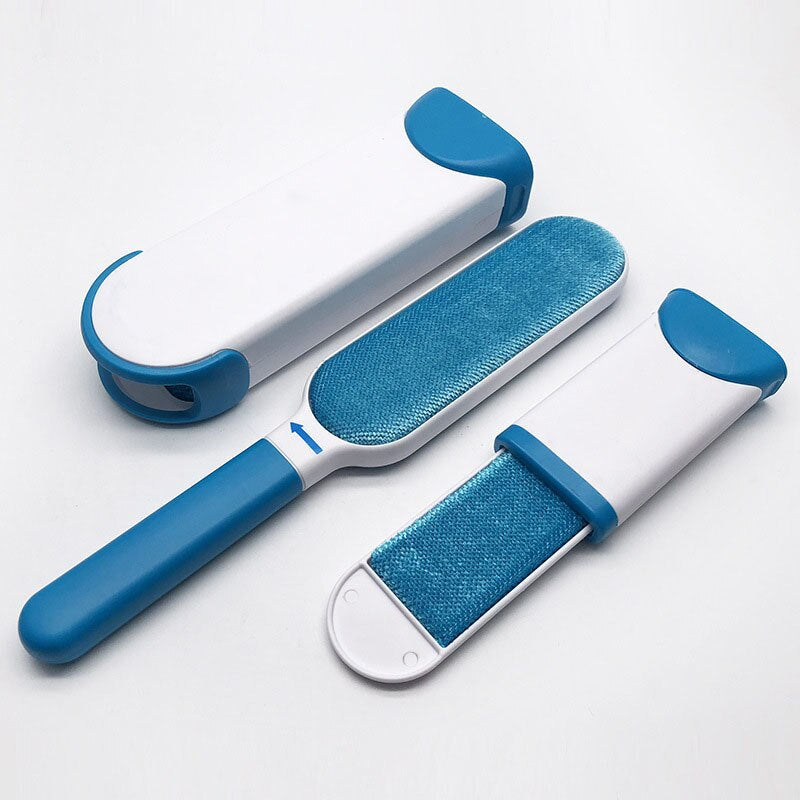 "Schlanke blaue und weiße Haustierhaarentferner-Bürste mit magnetischer Wirkung, Vorderansicht auf weißem Hintergrund."