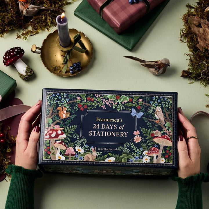 "Schreibwaren-Adventskalender im Winterwald-Design, 24-tägige Überraschungen, tiefrote Farben, für Kinder und Erwachsene"