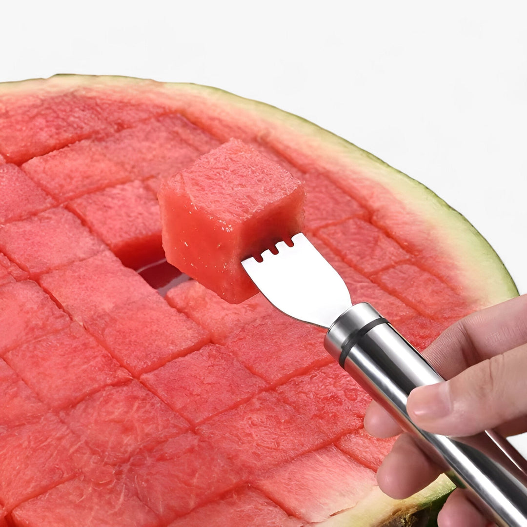 "Seitenansicht des Melonenschneiders aus Edelstahl mit ergonomischem Griff, ideal für präzise Wassermelonenscheiben."