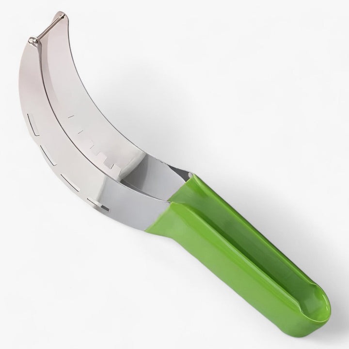 "Seitenansicht des Melonenschneiders aus Edelstahl mit ergonomischem Griff, ideal für präzise Wassermelonenscheiben."