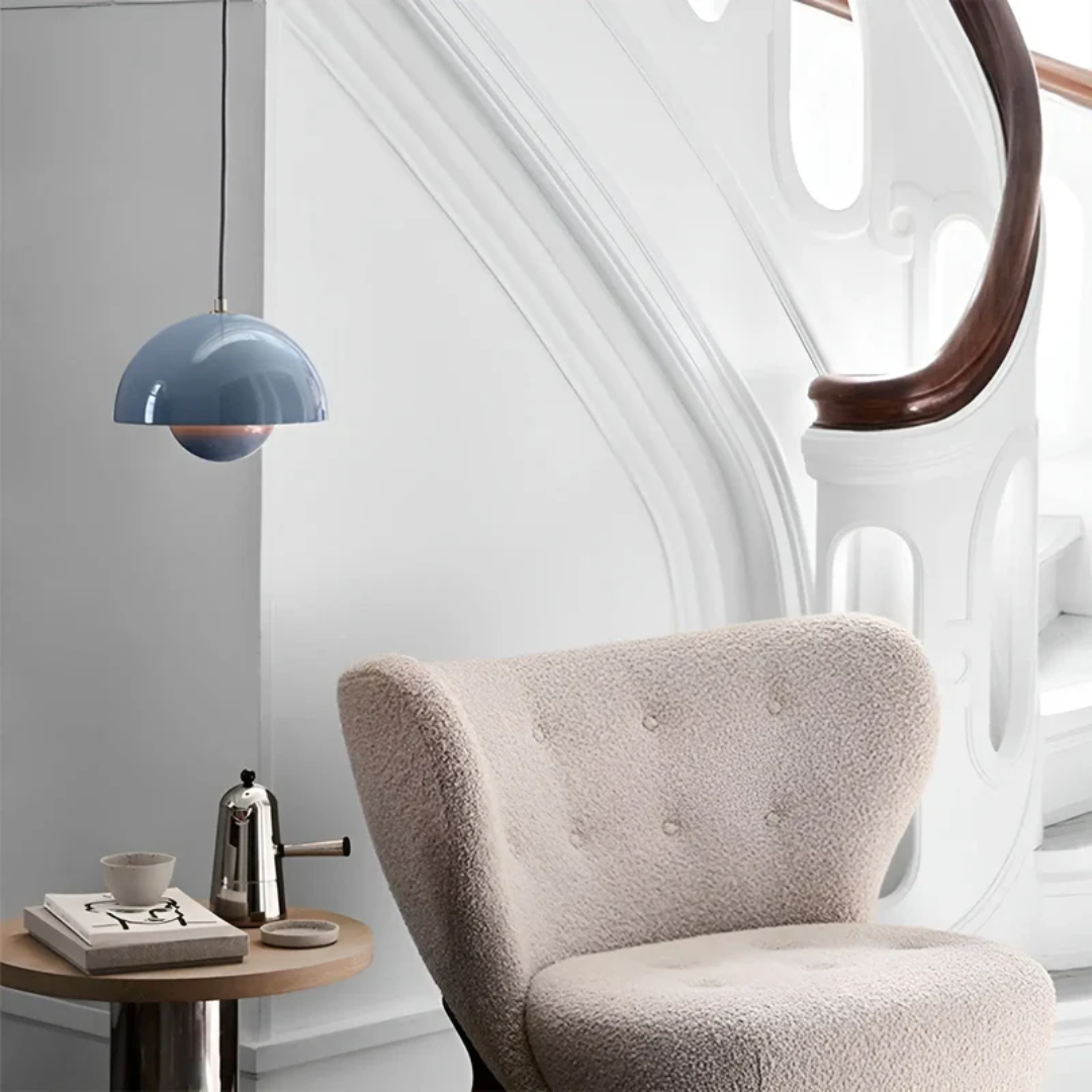 "Skandinavische dimmbare LED-Hängeleuchte in blütenförmigem Design mit warmem Licht und verstellbarem Kabel."