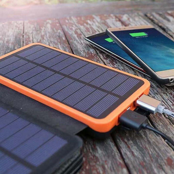 Solarbetriebene Powerbank 25000mAh mit vier Solarpanels, LEDs, robustem Design für Outdoor-Abenteuer und schnellem Laden.