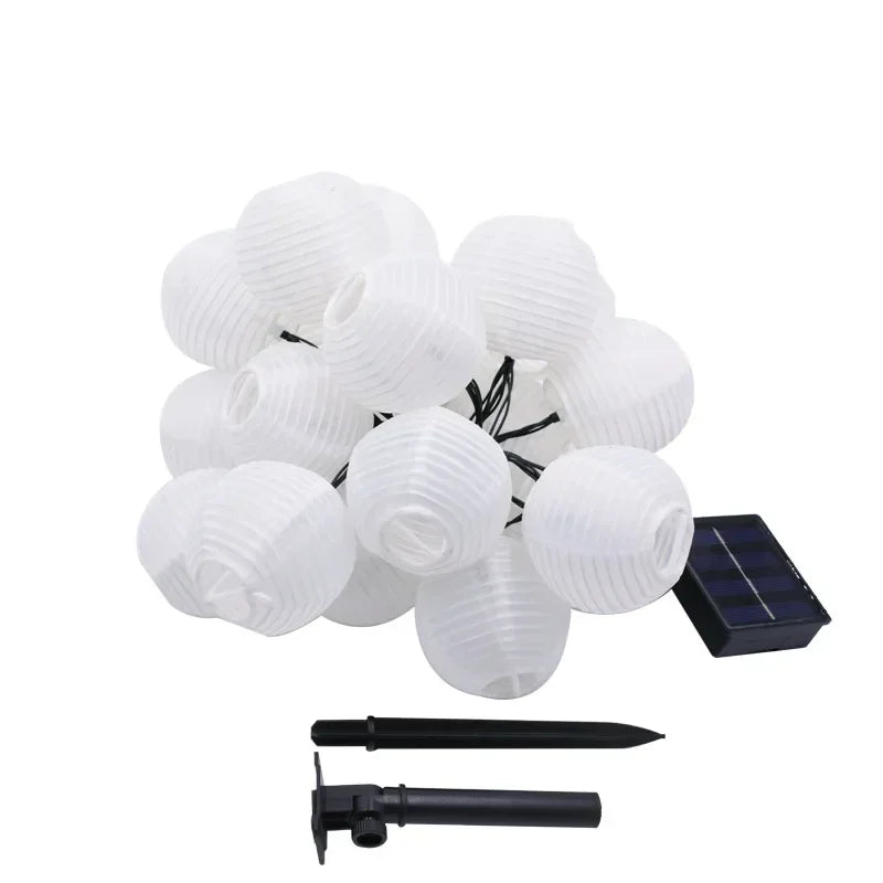 "Solarbetriebene wetterfeste LED-Außenlichterkette im Garten leuchtend, umweltfreundlich und ideal für Terrasse"